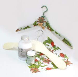 percha decorada con decoupage y barniz